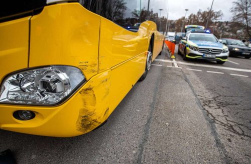 Unfall am Arnulf-Klett-Platz in Stuttgart-Mitte: Auto kollidiert mit Linienbus auf Busspur – zwei Verletzte