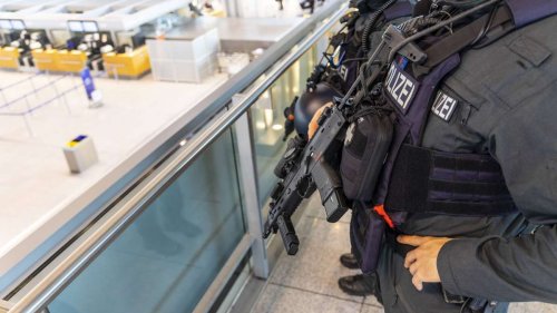 Abschiebeflug ab Stuttgart: Deshalb waren am Donnerstag etliche Polizisten am Flughafen im Einsatz