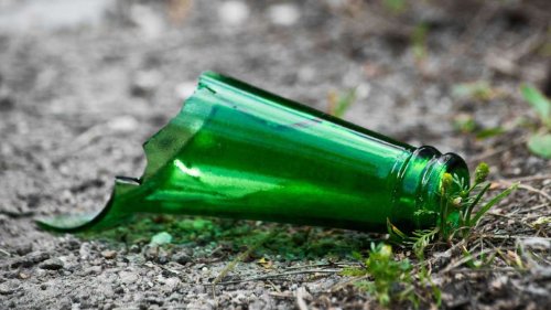 Vandalismus in Stuttgart-Plieningen: Kinder werfen Scheibe an Bushaltestelle ein