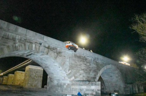 Steinernen Brücke in Regensburg: Kleinbus durchbricht Brückengeländer auf Wahrzeichen