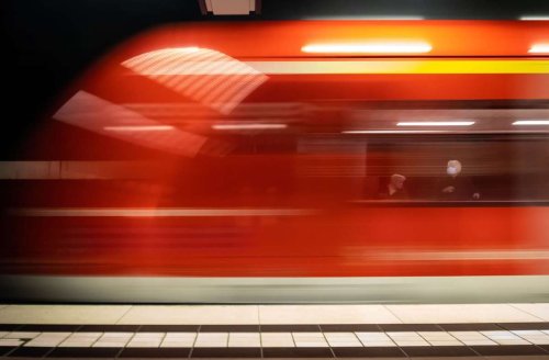 Körperverletzung in Stuttgart: Unbekannte rasten in S-Bahn aus und werfen Fahrrad auf Frau