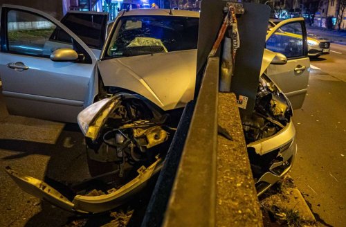 Unfall in Stuttgart-Mitte: Auto kracht gegen Betonmauer