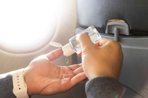 Reisen: Darf man Desinfektionsmittel ins Flugzeug mitnehmen?