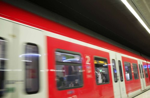 Stuttgart Feuerbach: Unbekannter bedrängt Frau in der S60
