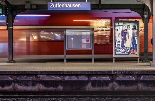 Überfall in Stuttgart: Männergruppe bedroht 20-Jährigen und raubt ihn aus