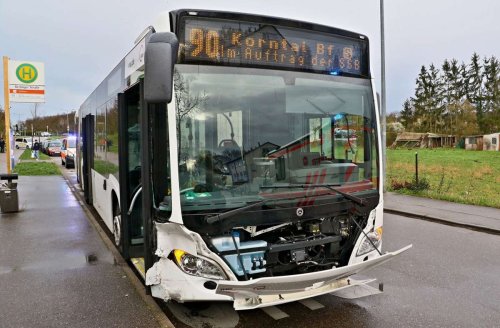 Unfall in Stuttgart-Weilimdorf: Linienbus stößt mit geparkten Autos zusammen