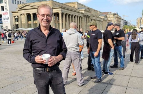 Jürgen Todenhöfer in Stuttgart: Hunderte Menschen demonstrieren in der Stadt