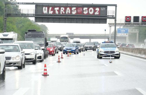 A8 bei Leonberg: Autobahn nach schwerem Unfall voll gesperrt