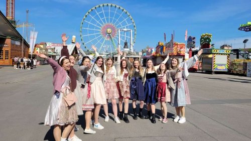 Stuttgart: Frühlingsfest startet mit Sonnenschein und Warteschlangen