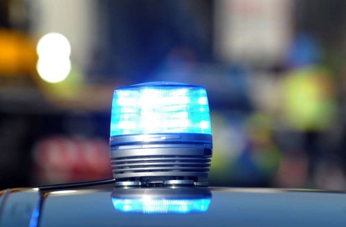 Unfall in Stuttgart-Birkach: 21-jähriger Autofahrer kollidiert mit Baum