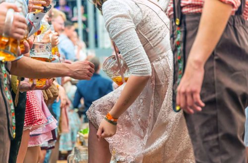 Sexuelle Belästigung auf Cannstatter Volksfest: Mann filmt 17-Jähriger unter Dirndl