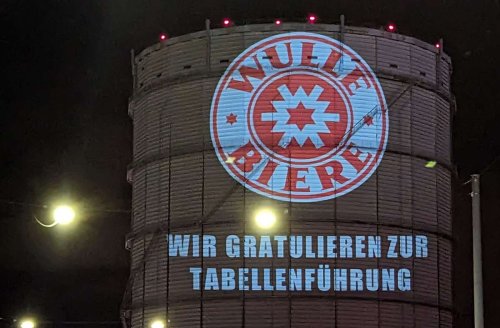VfB Stuttgart als Tabellenführer gefeiert: Stuttgarter Gaskessel wird zur leuchtenden Litfaßsäule
