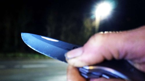 Arnulf-Klett-Platz in Stuttgart: Mit Flasche auf Opfer eingeschlagen und Messer gezückt – Zeugen gesucht