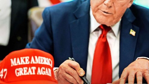 US-Präsident gegen Diversitätsprogramme: Aufträge an Forderungen geknüpft – wann bekommt Mercedes Post von Trump?