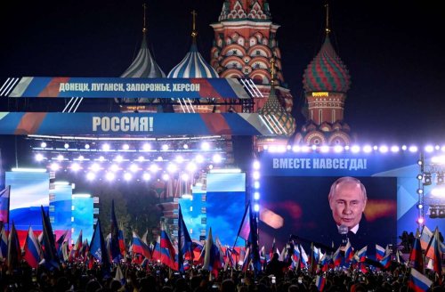 Annexionen in der Ukraine: Putin feiert auf Rotem Platz – Russen sollen „Hurra“ rufen