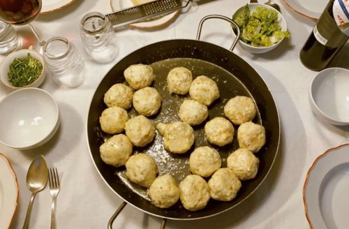Runde Sattmacher: So gelingen herzhafte Südtiroler Käseknödel