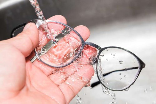 Wie bei Ihrem Optiker: Brille putzen ohne Schlieren