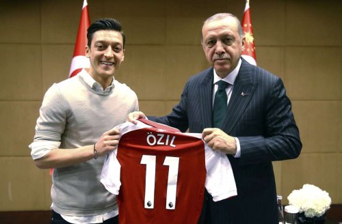 Nach Wahlsieg in der Türkei: Mesut Özil teilt erneut Foto mit Erdogan