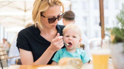Café verbannt Spielsachen, Boomer ätzen: Ist Stuttgart wirklich so mütterfeindlich?