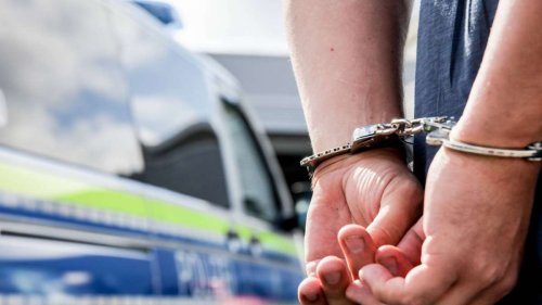 Flughafen Stuttgart: Aggressiver Mann greift Passanten und Polizisten am Flughafen an
