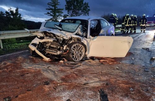 Unfall im Main-Tauber-Kreis: Frontalkollision mit Lkw - Autofahrer lebensgefährlich verletzt