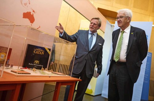 Kosmos-Ausstellung im Stadtpalais: Kretschmann würdigt Chemie-Experimentierkasten
