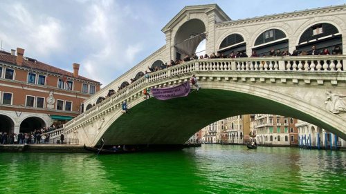 Protestaktion auf der Rialto-Brücke: Klimaaktivisten färben Kanal in Venedig grün