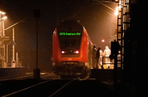 Regionalzug von Kiel nach Hamburg: „Sind völlig entsetzt“ - Tote und Verletzte bei Messerattacke in Zug