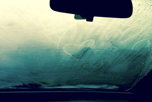 Feuchtigkeit im Fahrzeug: Autoscheibe beschlagen: Hilft warme oder kalte Luft?