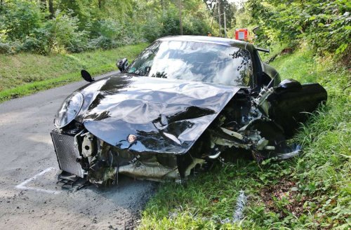 Unfall in Stuttgart-West: Porsche prallt frontal mit Audi zusammen