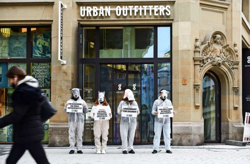 Das Gerber Stuttgart: Peta protestiert vor Urban Outfitters