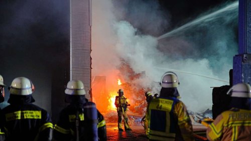 Neckartailfingen: Brand in Recycling-Anlage hält Feuerwehr in Atem