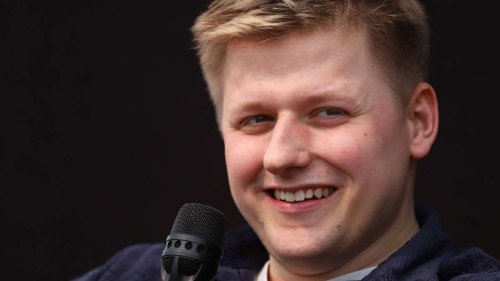 Umstrittener Satiriker: El Hotzo in sozialen Medien zurück – ausgerechnet mit Trump-Witzen