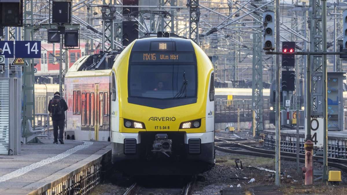 In Zug von Stuttgart in Richtung Ulm: 16-jähriger Wasenbesucher beleidigt Frau und schlägt deren Begleiter