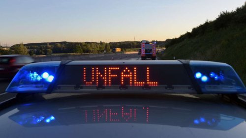 Autobahn zeitweise gesperrt: Auto überschlägt sich auf A6 nahe Hockenheim