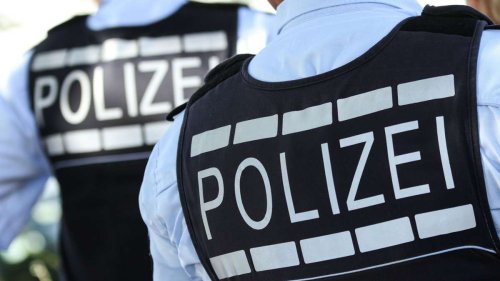 Im Zug nach Esslingen: 53-Jährige schließt sich in Toilette ein und greift dann Polizistin an