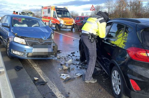 Unfall in Stuttgart: Autofahrerin gerät wegen Glätte in Gegenverkehr – zwei Verletzte
