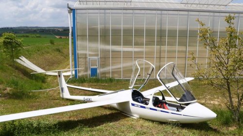 Notlandung in Ditzingen: Segelflieger streift Gewächshausanlage