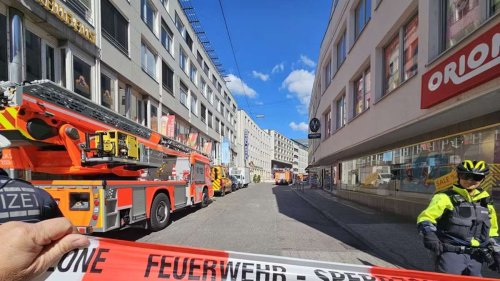 E-Auto brennt in Stuttgart: Feuerwehr kämpft sich durch dicken Rauch