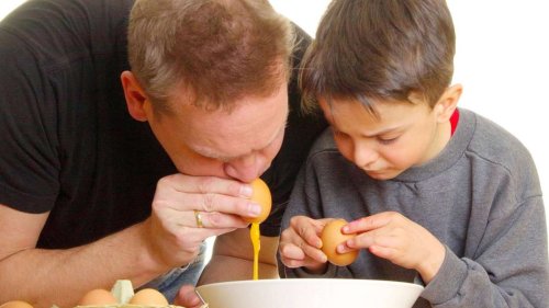 Vorsicht an Ostern: Behörde warnt: Eier nicht mit dem Mund ausblasen