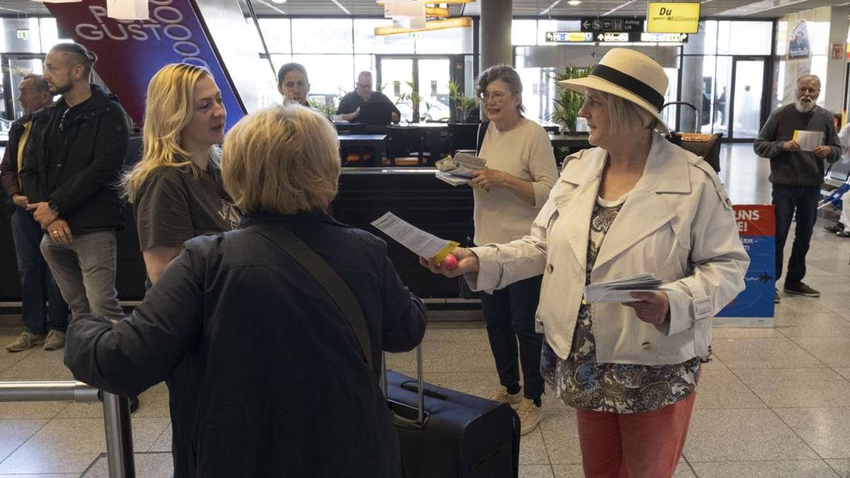 Aktion am Flughafen Stuttgart: Schutzgemeinschaft Filder verteilt Eier als Zeichen gegen Fluglärm