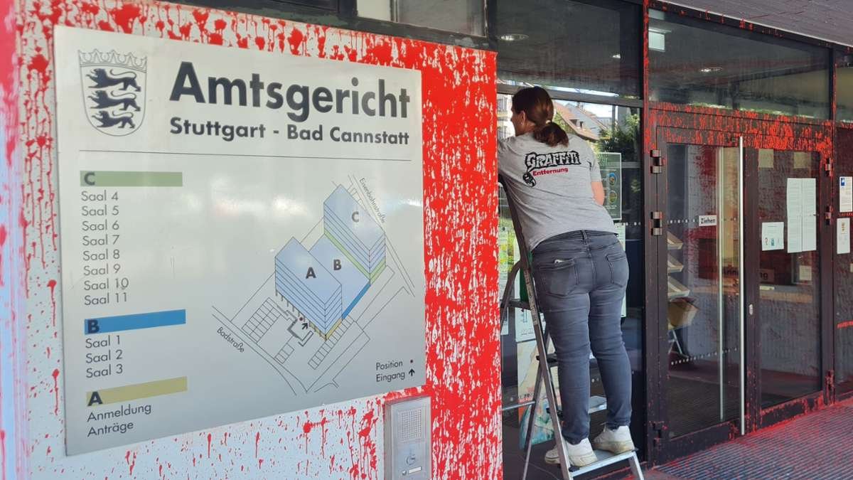 Nach Farbanschlag in Bad Cannstatt: Reinigung des Amtsgerichts aufwendig