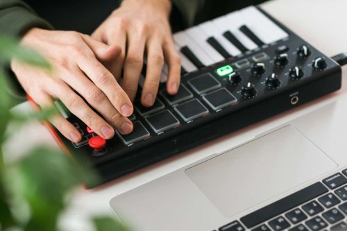 Mit KI Musik komponieren (16 kostenlose Tools)