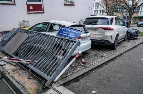 Spektakulärer Unfall in Waiblingen: Mercedes schanzt über Zaun und fliegt über Fiesta auf freien Parkplatz