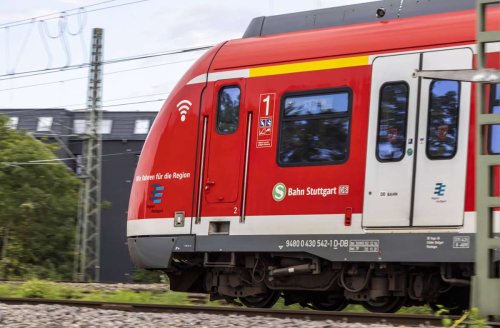 Schnellbremsung in Bad Cannstatt: Mann uriniert vor einfahrender S-Bahn