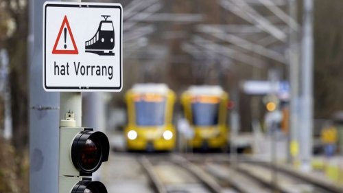 Aufregung in Stuttgart: Unbekannte fährt mit E-Auto ins Gleisbett