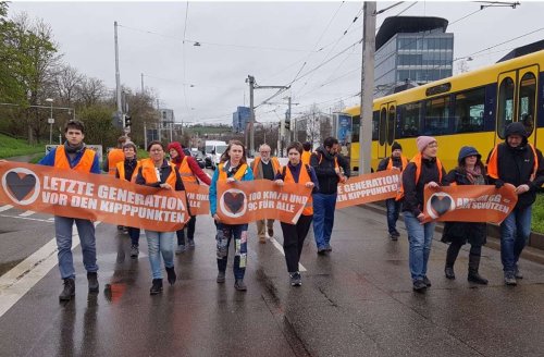 „Letzte Generation“ in Stuttgart: Aktivisten blockieren Heilbronner Straße