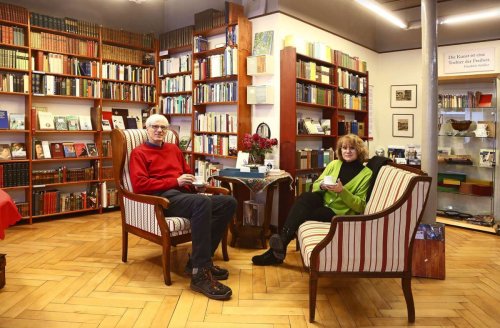 Antiquariat Friedrich in Marbach: Im neuen Antiquariat treffen Bücher auf Tee