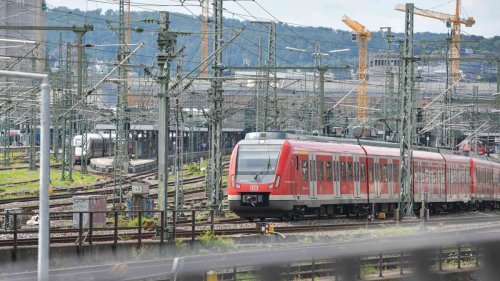 Zwischen Bietigheim-Bissingen und Stuttgart: 19-Jähriger schlägt Reisendem im Zug unvermittelt ins Gesicht