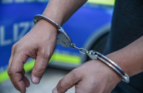 Widerstand gegen Kontrolle in Sulzbach: Polizei findet mehrere Messer in Auto